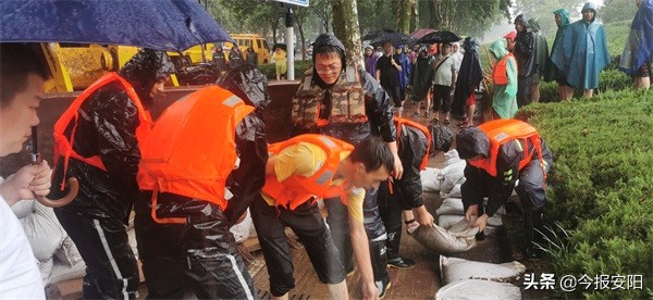 安陽(yáng)益和熱力集團(tuán)30人搶險(xiǎn)隊(duì)逆流而上，奮戰(zhàn)在抗洪一線(xiàn)